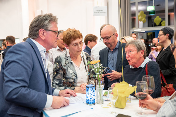 Kabinett Bürgerempfang der Landesregierung in Bad Schussenried Manne Lucha (links), Minister für Soziales, Gesundheit und Integration, im Gespräch