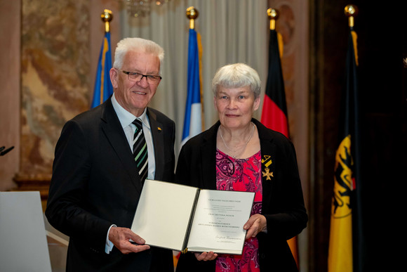 Auszeichnung Verdienstorden des Landes an 19 verdiente Persönlichkeiten Ministerpräsident Winfried Kretschmann (l.) und Bettina Noack (r.)