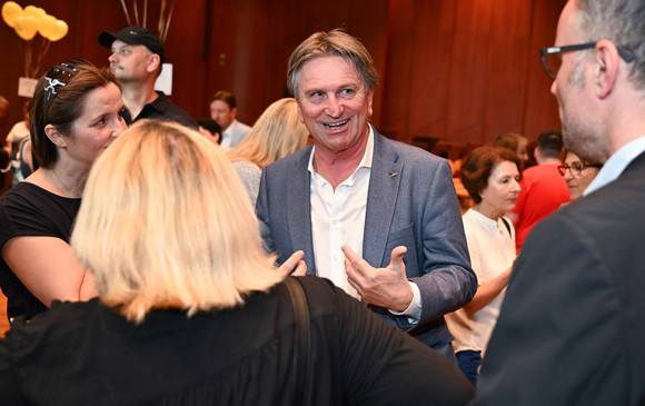 Kabinett Bürgerempfang der Landesregierung in Friedrichshafen Manne Lucha (Mitte), Minister für Soziales, Gesundheit und Integration, im Gespräch