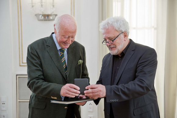 Auszeichnung Staufermedaille in Gold für Hans Peter Müller Hans Peter Müller (l.) und Staatsminister Klaus-Peter Murawski (r.)