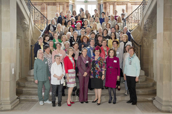 Gesellschaft Festlicher Frühjahrskaffee mit Gerlinde Kretschmann Gruppenbild mit Gerlinde Kretschmann (vorne, 3.v.r.) und den Gästen