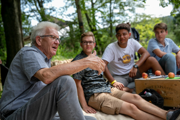 Beteiligung #EINMISCHEN: ZU HÖREN – ZUHÖREN Ministerpräsident Winfried Kretschmann (l.) im Gespräch mit jungen Menschen