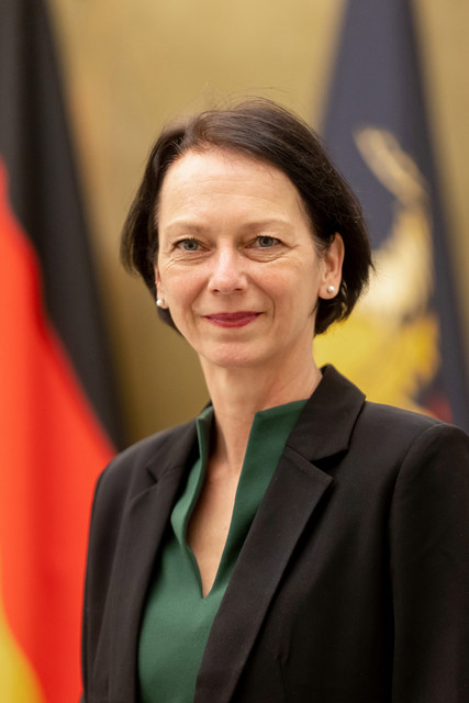 Verwaltung Urkundenübergabe an neue Stuttgarter Regierungspräsidentin Susanne Bay steht vor Fahnen.