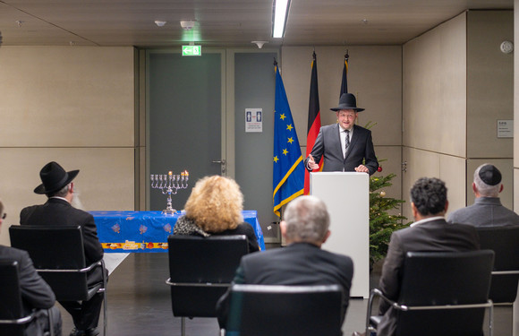 Entzündung der Chanukkakerzen durch Minister Strobl und die Polizeirabbiner