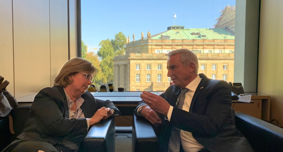 Innenminister Thomas Strobl im Gespräch im kleinen Kreis mit Israels Generalkonsulin Talya Lador-Fresher in seinem Büro im Landtag von Baden-Württemberg.