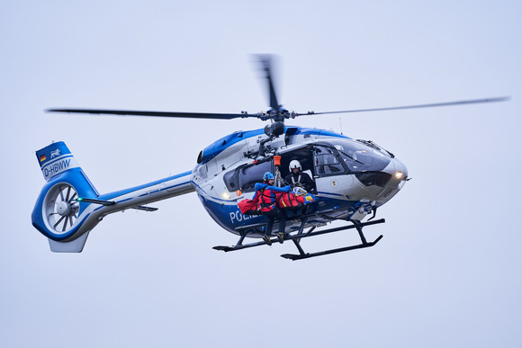 Die Polizeihubschrauberstaffel demonstriert, wie die neue Rettungswinde eingesetzt wird.