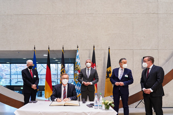 Eintrag in das Goldene Buch der Stadt Stuttgart im Rahmen der Herbstsitzung der Innenministerkonferenz