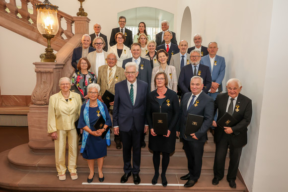 Auszeichnung Verdienstorden des Landes an 23 verdiente Persönlichkeiten Gruppenbild mit Ministerpräsident Winfried Kretschmann (vorne, 3. von links) und den Ordensprätendentinnen und Ordensprätendenten