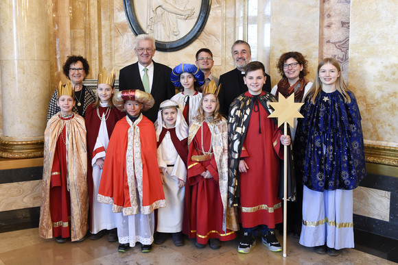 Hilfsaktion Kretschmann empfängt Sternsinger Ministerpräsident Winfried Kretschmann und seine Frau Gerlinde mit Sternsingern von St. Petrus und Paulus, Pleidelsheim/Ingersheim