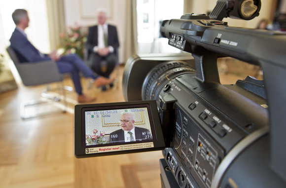 Dialog Online-Bürgersprechstunde mit dem Ministerpräsidenten Ministerpräsident Winfried Kretschmann (r.) und Regierungssprecher Rudi Hoogvliet (l.)