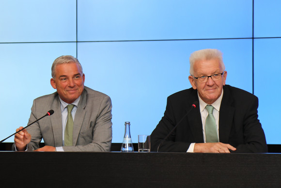 Pressekonferenz Eine Milliarde Euro für Digitalisierungsprojekte Ministerpräsident Winfried Kretschmann (r.) und der Minister für Inneres, Digitalisierung und Migration, Thomas Strobl (l.)