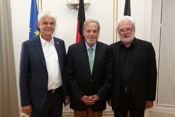 Antrittsbesuch Murawski empfängt Botschafter von Ecuador v.l.n.r.: Honorarkonsul Siegfried Rapp, der Botschafter der Republik Ecuador, Manuel Antonio Mejía Dalmau, und Staatsminister Klaus-Peter Murawski