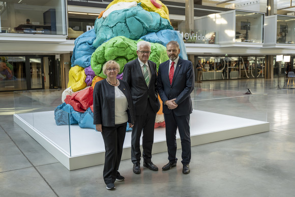 Auslandsreise Kretschmann auf Delegationsreise in Paris Ministerpräsident Winfried Kretschmann (M.), Wissenschaftsministerin Theresia Bauer (l.) und Staatssekretär Volker Ratzmann (r.) im Start-up-Campus Station F in Paris (Bild: Staatsministerium Baden-Württemberg)
