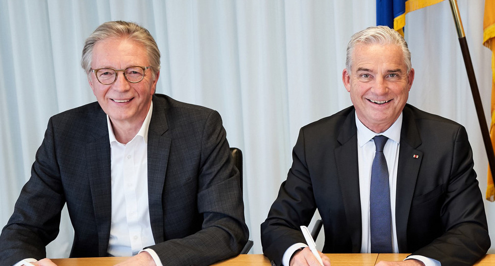 von links nach rechts: Roger Kehle, Präsident des Gemeindetags Baden-Württemberg, Minister Thomas Strobl, Gudrun Heute-Bluhm, geschäftsführendes Vorstandsmitglied des Städtetags Baden-Württemberg und Dr. Alexis von Komorowski, Hauptgeschäftsführer des Landkreistags Baden-Württemberg bei der Unterzeichnung des E-Government-Paktes (Bild: Steffen Schmid)