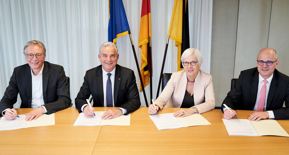 von links nach rechts: Roger Kehle, Präsident des Gemeindetags Baden-Württemberg, Minister Thomas Strobl, Gudrun Heute-Bluhm, geschäftsführendes Vorstandsmitglied des Städtetags Baden-Württemberg und Dr. Alexis von Komorowski, Hauptgeschäftsführer des Landkreistags Baden-Württemberg bei der Unterzeichnung des E-Government-Paktes (Bild: Steffen Schmid)