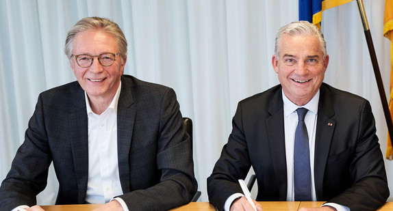 von links nach rechts: Roger Kehle, Präsident des Gemeindetags Baden-Württemberg, Minister Thomas Strobl, Gudrun Heute-Bluhm, geschäftsführendes Vorstandsmitglied des Städtetags Baden-Württemberg und Dr. Alexis von Komorowski, Hauptgeschäftsführer des Landkreistags Baden-Württemberg bei der Unterzeichnung des E-Government-Paktes (Bild: Steffen Schmid)