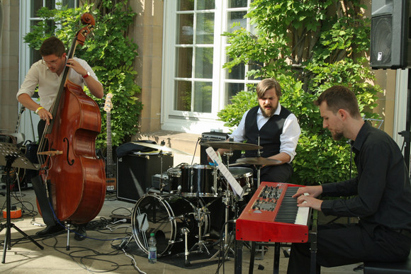 PARKÖFFNUNG Jazz im Park der Villa Reitzenstein Das Jan Mikio Kappes Quartett beim Jazzkonzert im Park der Villa Reitzenstein