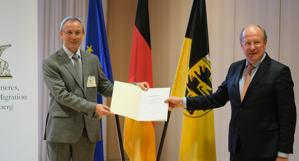 Günther Freisleben (links) wird von Innenstaatssekretär Wilfried Klenk MdL in den Ruhestand verabschiedet.