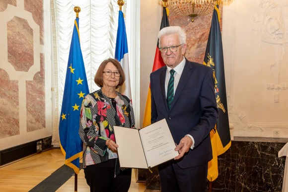 Auszeichnung Verdienstorden des Landes an 23 verdiente Persönlichkeiten Ministerpräsident Winfried Kretschmann (rechts) und Evelyne Gebhardt (links)