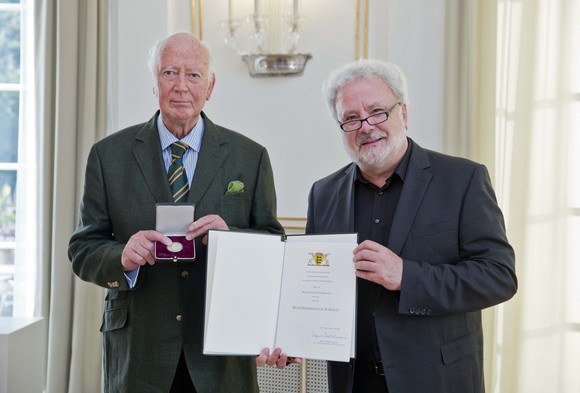 Auszeichnung Staufermedaille in Gold für Hans Peter Müller Hans Peter Müller (l.) und Staatsminister Klaus-Peter Murawski (r.)