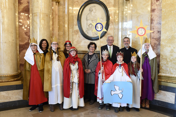 Hilfsaktion Kretschmann empfängt Sternsinger Ministerpräsident Winfried Kretschmann und seine Frau Gerlinde mit Sternsingern von St. Paulus, Neckartenzlingen
