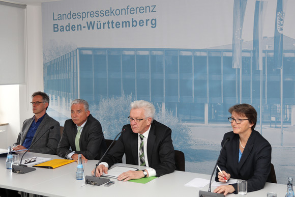 Pressekonferenz Ein-Jahres-Bilanz der Landesregierung v.l.n.r.: Regierungssprecher Rudi Hoogvliet, der stellvertretende Ministerpräsident und Innenminister, Thomas Strobl, Ministerpräsident Winfried Kretschmann und die Vorsitzende der Landespressekonferenz Baden-Württemberg, Barbara Schlegel
