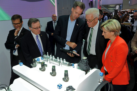 Automobil Kretschmann und Hoffmeister-Kraut besuchen IAA Ministerpräsident Winfried Kretschmann (2.v.r.) und Wirtschaftsministerin Nicole Hoffmeister-Kraut (r.) am Stand der Robert Bosch GmbH