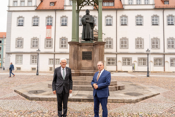 Reise Kretschmann besucht Sachsen-Anhalt Ministerpräsident Winfried Kretschmann (l.) und Reiner Haseloff (r.), Ministerpräsident von Sachsen-Anhalt vor dem Luther-Denkmal auf dem Marktplatz in Wittenberg (Bild: Staatsministerium Baden-Württemberg)
