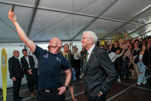 Innovationsoffensive Auftakt der Luft- und Raumfahrtstrategie des Landes ESA-Astronaut Dr. Alexander Gerst (links) macht ein Selfie mit Ministerpräsident Winfried Kretschmann (rechts) und Studierenden.