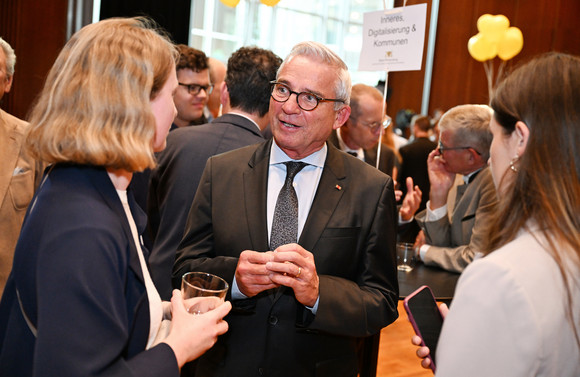 Kabinett Bürgerempfang der Landesregierung in Friedrichshafen Thomas Strobl (Mitte), stellvertretender Ministerpräsident und Minister des Inneren, für Digitalisierung und Kommunen, im Gespräch