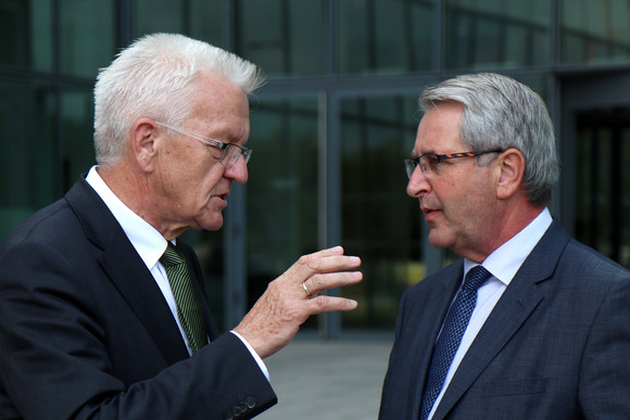 Ausland Delegationsreise nach Frankreich Ministerpräsident Winfried Kretschmann (l.) und der Präsident der Région Grand Est, Philippe Richert (r.)