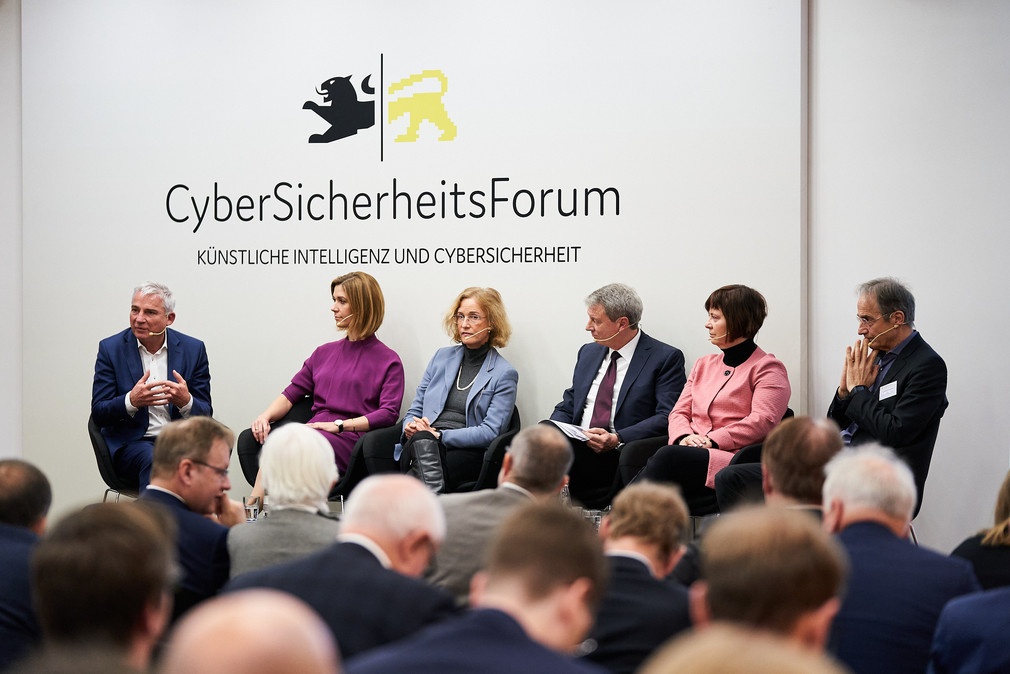 Podiumsdiskussion beim 2. Cybersicherheitsforum in Stuttgart. 