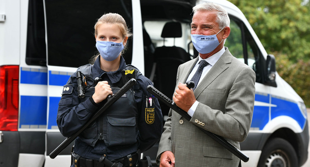 Innenminister Thomas Strobl zusammen mit einer Polizeibeamtin (Bild: Innenministerium Baden-Württemberg)