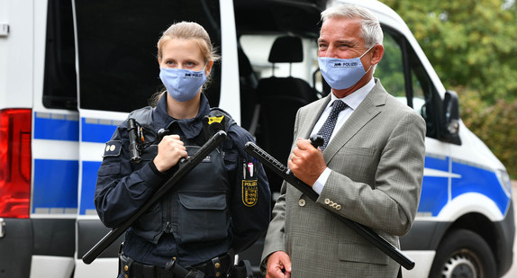 Innenminister Thomas Strobl zusammen mit einer Polizeibeamtin (Bild: Innenministerium Baden-Württemberg)