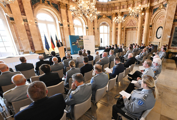 Kriegsgräberfürsorge Symbolische Scheckübergabe an den Volksbund Deutsche Kriegsgräberfürsorge e. V. Scheckübergabe an den Volksbund Deutsche Kriegsgräberfürsorge e. V.