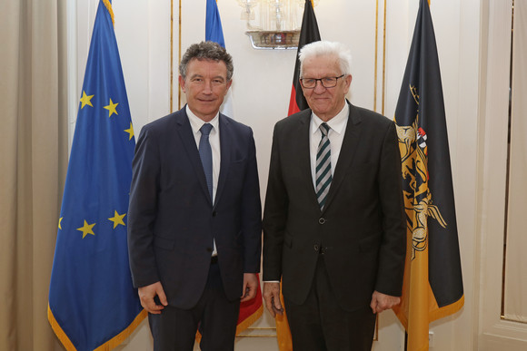 Antrittsbesuch Kretschmann empfängt Präsidenten der Région Grand Est Ministerpräsident Winfried Kretschmann (rechts) und Franck Leroy (links), Präsident der Région Grand Est, stehen in der Villa Reitzenstein vor Fahnen.