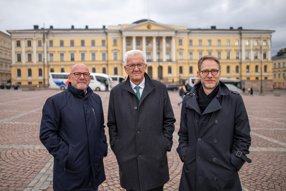 Auslandsbeziehungen Delegationsreise nach Finnland und Schweden Ministerpräsident Winfried Kretschmann (M.), Verkehrsminister Winfried Hermann (l.) und Staatssekretär Dr. Florian Stegmann (r.) in Helsinki (Finnland) (Bild: Staatsministerium Baden-Württemberg)