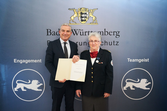 Minister Thomas Strobl verleiht in Stuttgart das neue Bevölkerungsschutz-Ehrenzeichen. Fotograf Steffen Schmid.