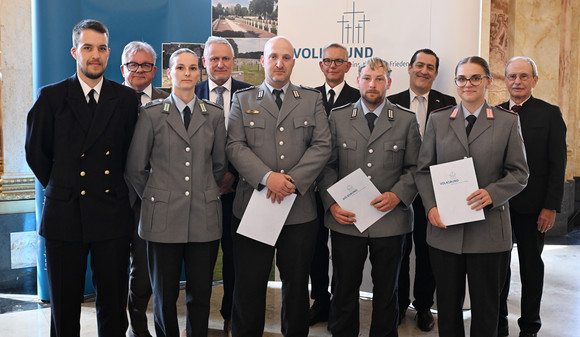 Kriegsgräberfürsorge Symbolische Scheckübergabe an den Volksbund Deutsche Kriegsgräberfürsorge e. V. Scheckübergabe an den Volksbund Deutsche Kriegsgräberfürsorge e. V.