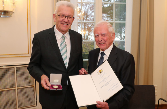 Auszeichnung Große Staufermedaille in Gold für Professor Harald zur Hausen Ministerpräsident Winfried Kretschmann (l.) und Professor Harald zur Hausen (r.)