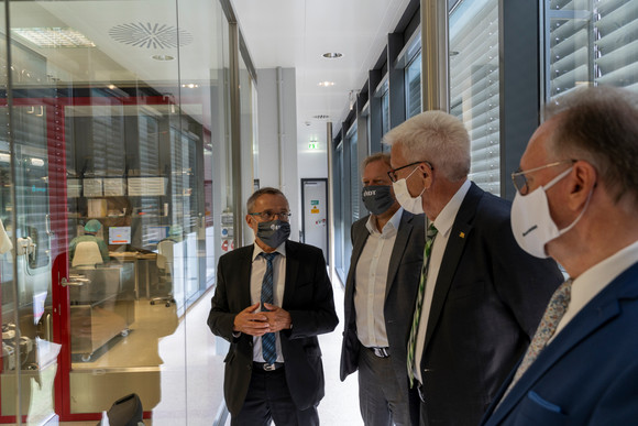 Reise Kretschmann besucht Sachsen-Anhalt Ministerpräsident Winfried Kretschmann (M.) und Reiner Haseloff (r.), Ministerpräsident von Sachsen Anhalt, bei der Firma IDT Biologika in Dessau-Roßlau (Bild: Staatsministerium Baden-Württemberg)