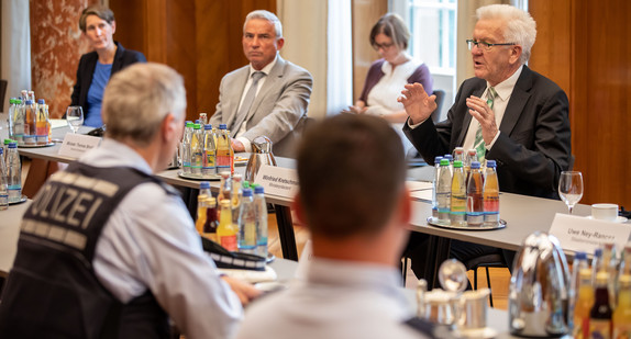 Ministerpräsident Winfried Kretschmann und Innenminister Thomas Strobl im Gespräch mit den Einsatzkräften am vergangenen Wochenende in Stuttgart (Bild: Staatsministerium Baden-Württemberg)