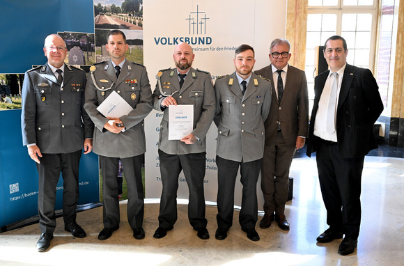 Kriegsgräberfürsorge Symbolische Scheckübergabe an den Volksbund Deutsche Kriegsgräberfürsorge e. V. Scheckübergabe an den Volksbund Deutsche Kriegsgräberfürsorge e. V.