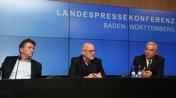 Pressekonferenz Senkung der ÖPNV-Tarife sowie Kommission Kinderschutz v.l.n.r.: Sozial- und Integrationsminister Manne Lucha, Verkehrsminister Winfried Hermann und der stellvertretende Ministerpräsident und Innenminister Thomas Strobl (Foto: Staatsministerium Baden-Württemberg)