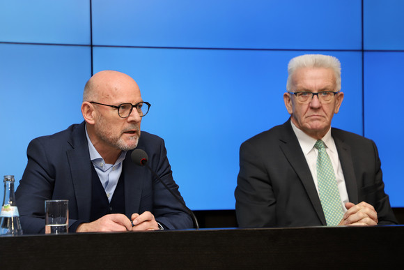 PRESSEKONFERENZ Straßenbau 2018 erneut auf Rekordniveau Ministerpräsident Winfried Kretschmann (r.) und Verkehrsminister Winfried Hermann (l.) (Bild: Staatsministerium Baden-Württemberg)
