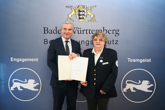 Minister Thomas Strobl verleiht in Stuttgart das neue Bevölkerungsschutz-Ehrenzeichen. Fotograf Steffen Schmid.