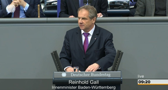 Innenminister Reinhold Gall bei seiner Rede zum Asylpaket II im Deutschen Bundestag. Quelle: Deutscher Bundestag