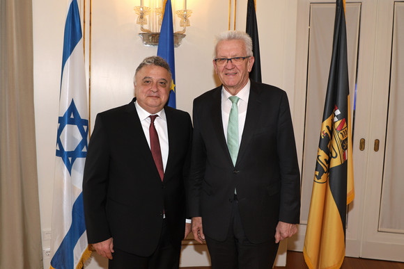 Antrittsbesuch Kretschmann empfängt israelischen Botschafter Ministerpräsident Winfried Kretschmann (r.) und der israelische Botschafter Jeremy Issacharoff (l.) (Bild: Staatsministerium Baden-Württemberg)