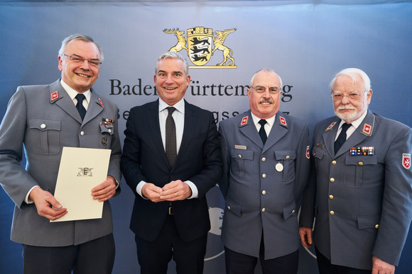 Minister Thomas Strobl verleiht in Stuttgart das neue Bevölkerungsschutz-Ehrenzeichen. Fotograf Steffen Schmid.