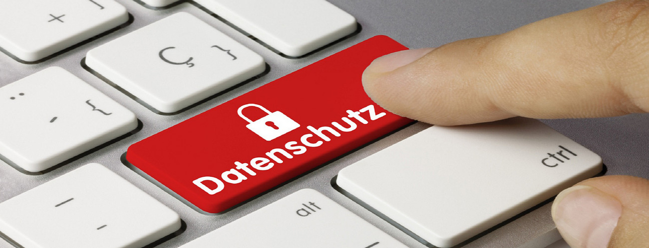 Finger tippt auf Taste mit der Aufschrift Datenschutz. Quelle: Fotolia.